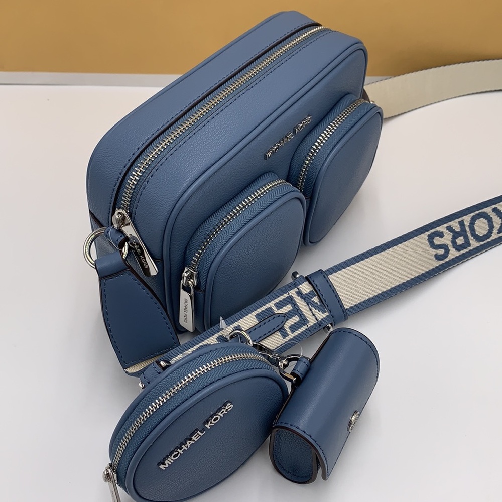 Michael Kors Jet Set Md Leather
Crossbody Bag with Case for Apple
AirPod… - Picture 8 of 16